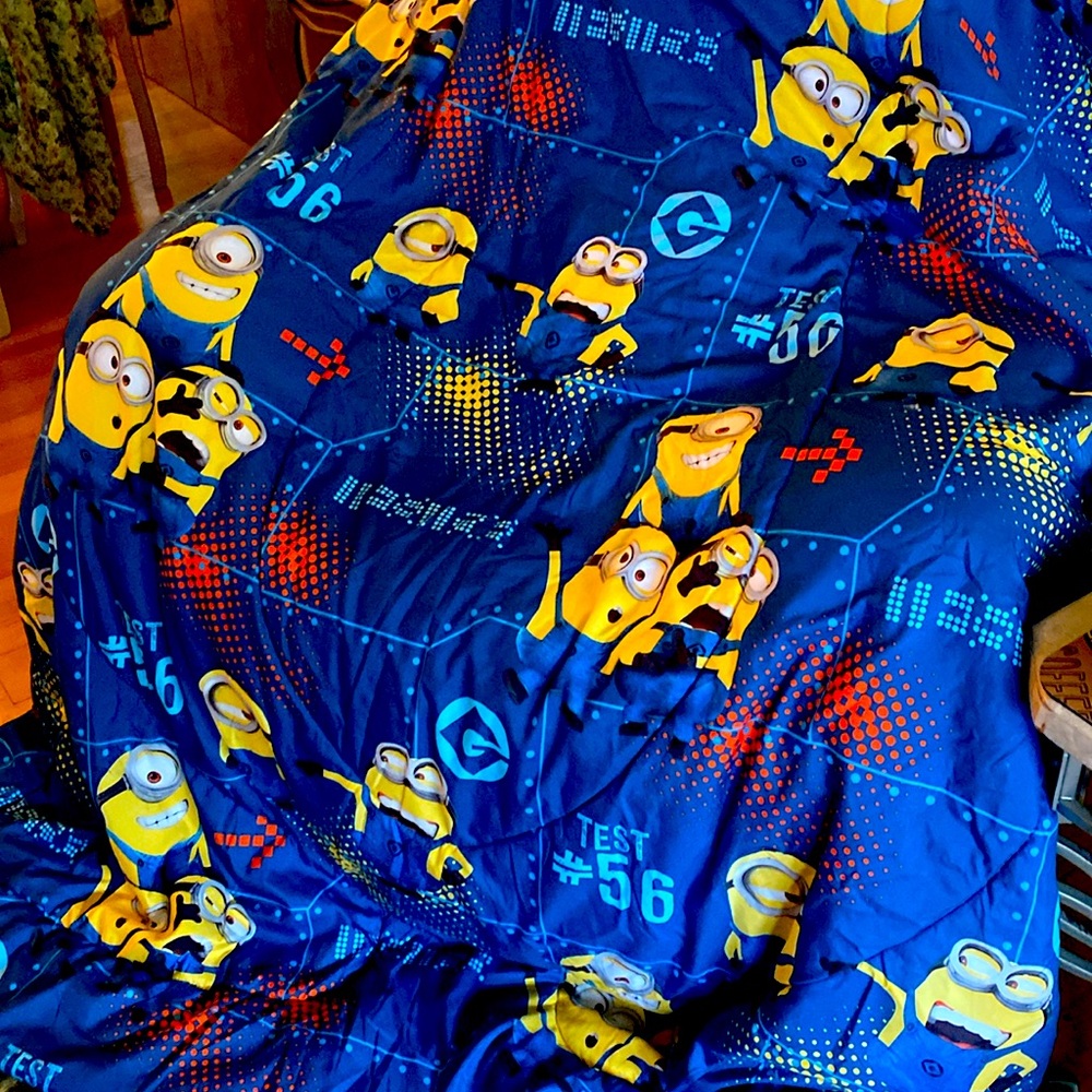 Minions, twin comforter reversible